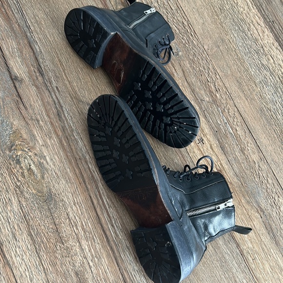 Kenneth Cole zip up ankle boot - Picture 9 of 13